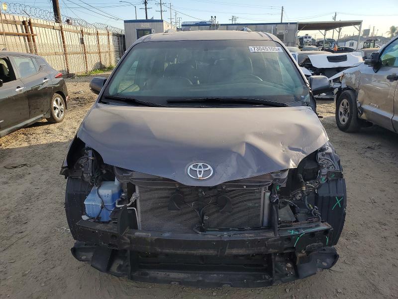 Photo 5 from auction – 2017 TOYOTA SIENNA XLE with VIN 5TDDZ3DC5HS164723