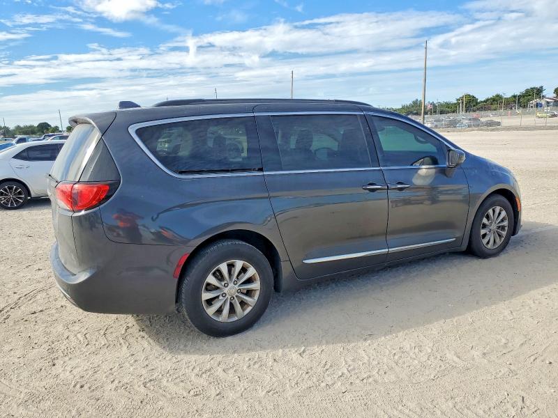 Photo 3 from auction – 2017 CHRYSLER PACIFICA T with VIN 2C4RC1BG7HR532653