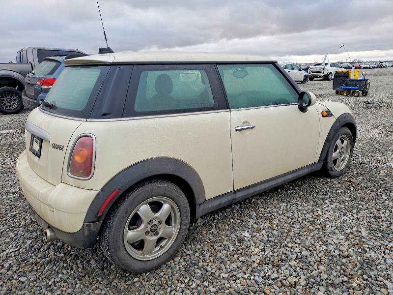 Photo 3 from auction – 2007 MINI COOPER with VIN WMWMF33547TL67174