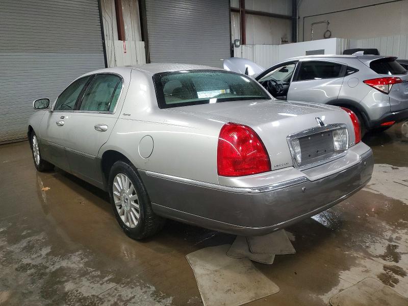Photo 2 from auction – 2004 LINCOLN TOWN CAR E with VIN 1LNHM81WX4Y663703