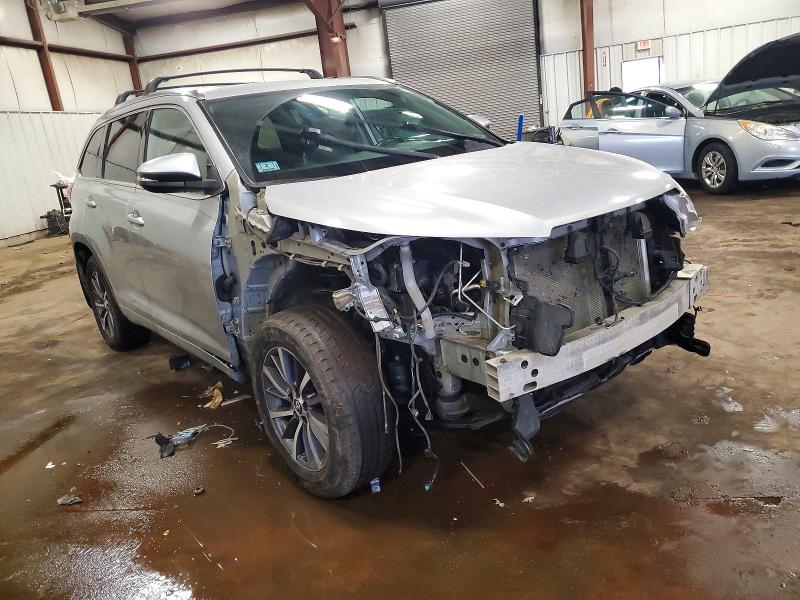 Photo 4 from auction – 2018 TOYOTA HIGHLANDER with VIN 5TDJZRFH2JS547460