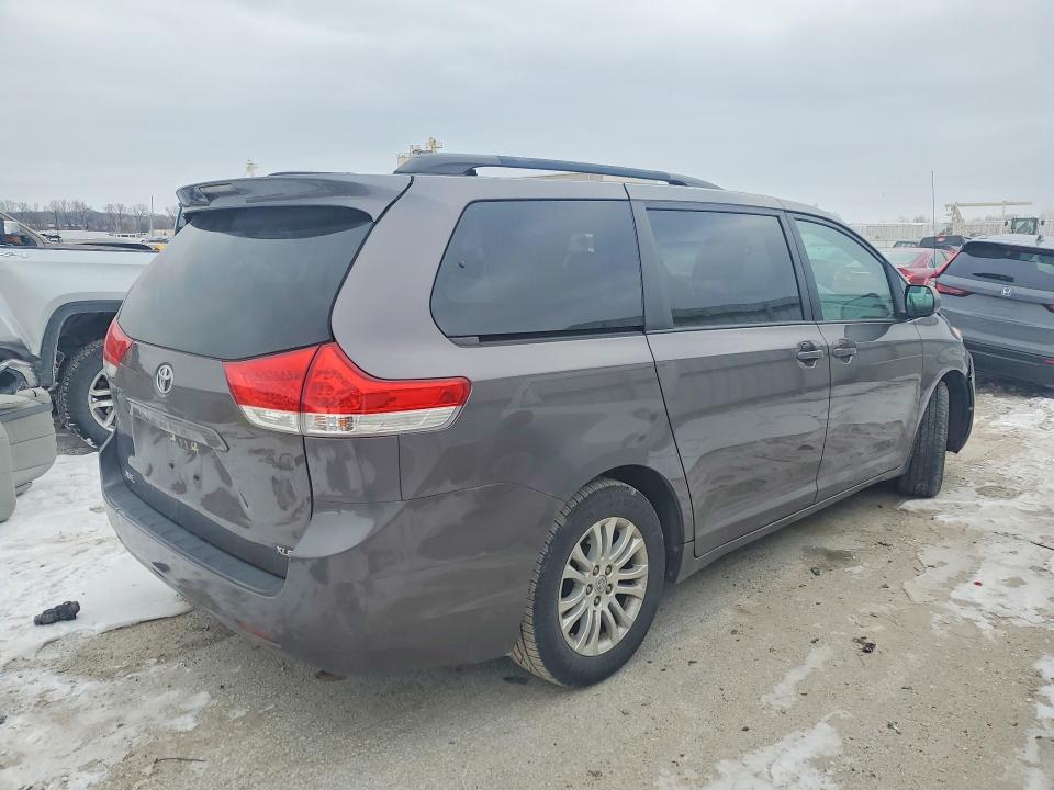 Foto 3 de la subasta – 2012 TOYOTA SIENNA con VIN 5TDYK3DC1CS276305