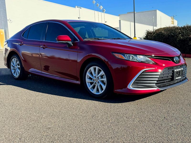 TOYOTA CAMRY LE 2022 with VIN 4T1C11BK2NU059674 - Photo from auction