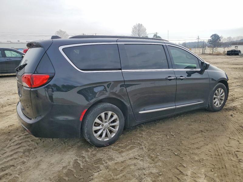 Photo 3 from auction – 2017 CHRYSLER PACIFICA with VIN 2C4RC1BG5HR708244