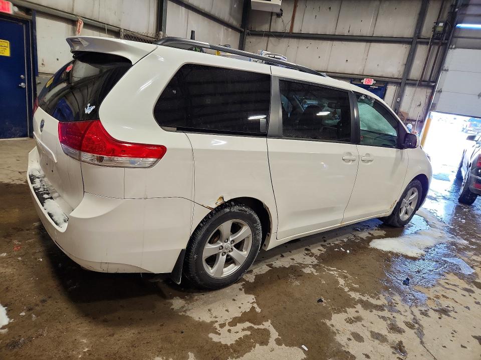 Foto 3 de la subasta – 2011 TOYOTA SIENNA LE con VIN 5TDKK3DC7BS072340