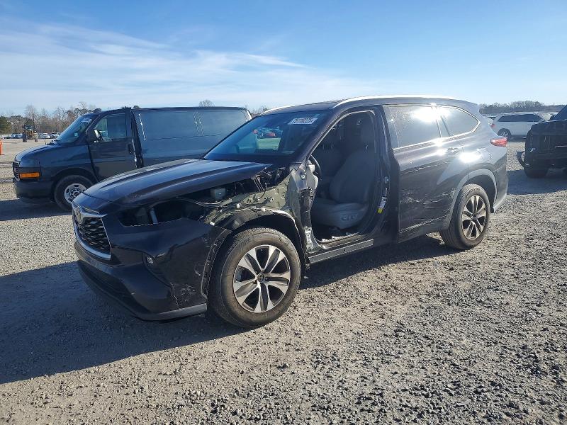 TOYOTA HIGHLANDER 2022 with VIN 5TDGZRAH0NS129230 - Photo from auction