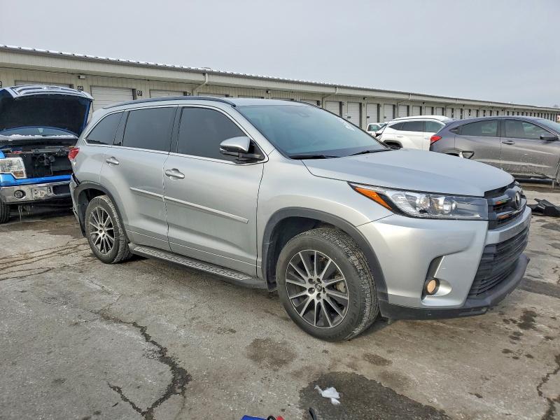 Photo 4 from auction – 2017 TOYOTA HIGHLANDER with VIN 5TDJZRFH5HS445953