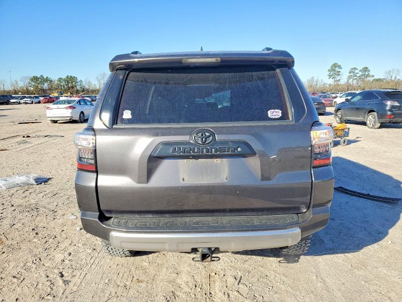 Photo 6 from auction – 2018 TOYOTA 4RUNNER SR with VIN JTEBU5JR8J5484961