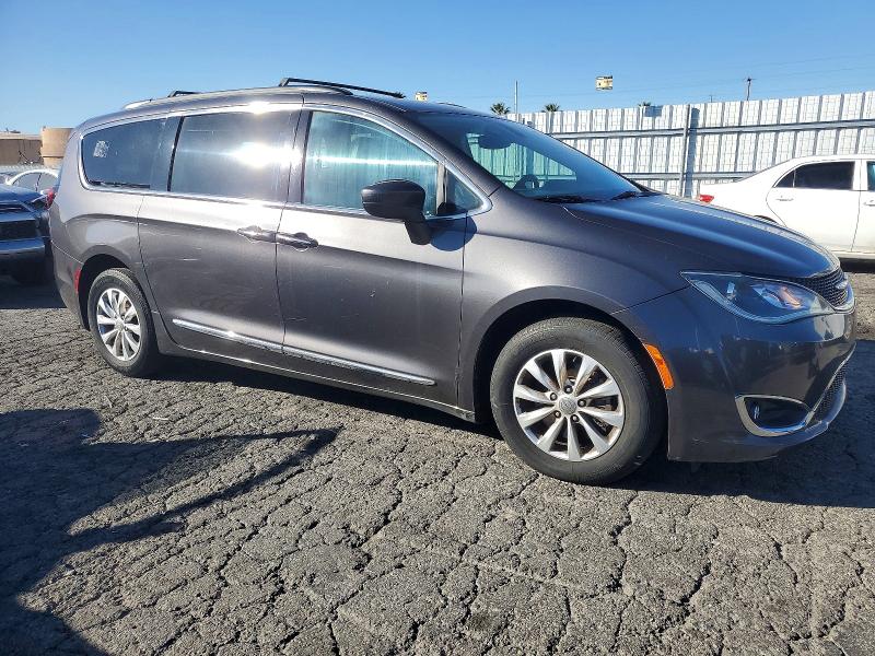 Photo 4 from auction – 2017 CHRYSLER PACIFICA with VIN 2C4RC1BG6HR569452