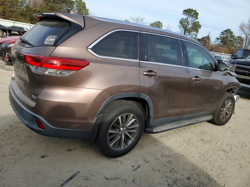 Photo 3 from auction – 2019 TOYOTA HIGHLANDER with VIN 5TDKZRFHXKS326324