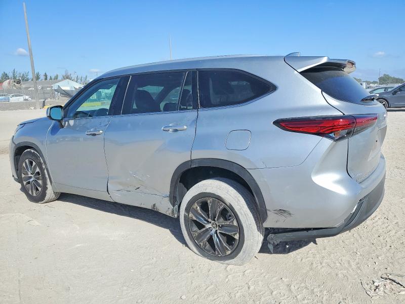 Photo 2 from auction – 2022 TOYOTA HIGHLANDER with VIN 5TDGZRAH4NS124757