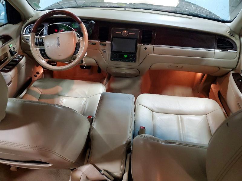 Photo 8 from auction – 2009 LINCOLN TOWN CAR S with VIN 2LNHM82V09X607430