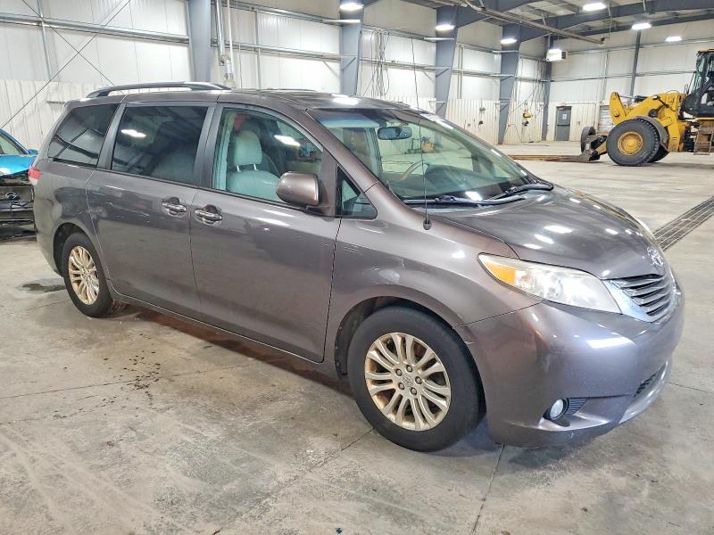 Photo 4 from auction – 2013 TOYOTA SIENNA XLE with VIN 5TDYK3DC0DS344370