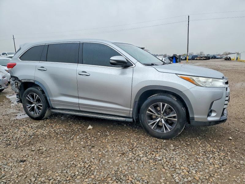 Photo 4 from auction – 2017 TOYOTA HIGHLANDER with VIN 5TDZARFH9HS031536