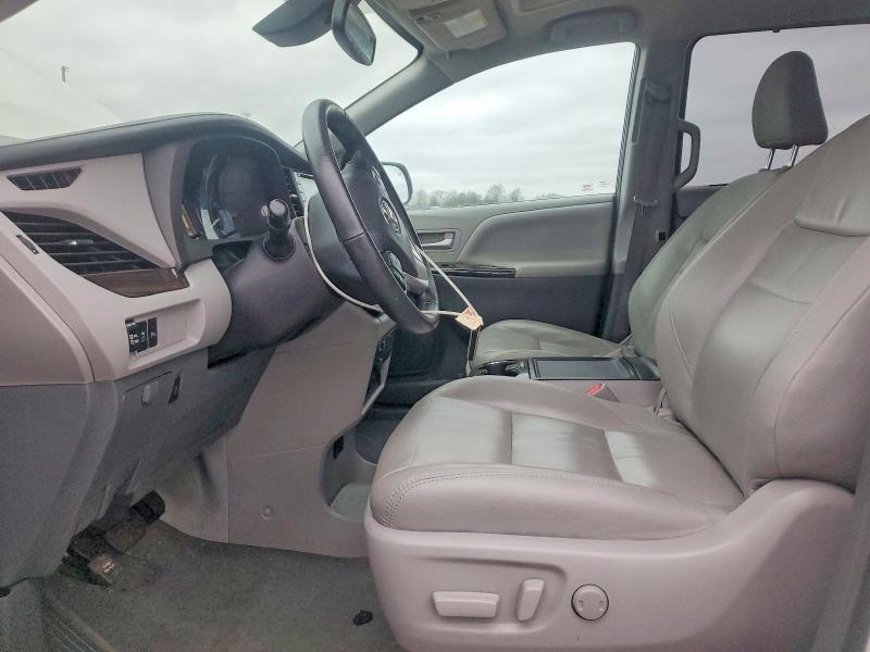 Photo 7 from auction – 2018 TOYOTA SIENNA XLE with VIN 5TDYZ3DC2JS932973