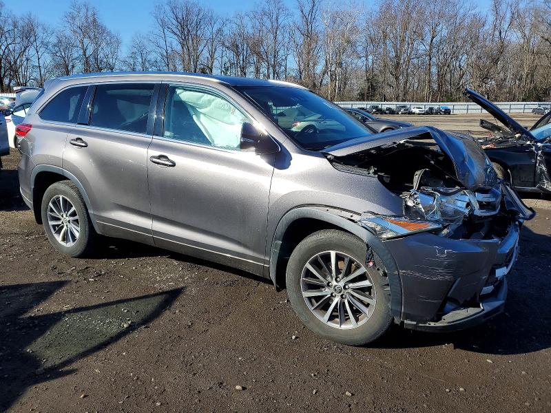 Photo 4 from auction – 2017 TOYOTA HIGHLANDER with VIN 5TDJZRFH4HS363177
