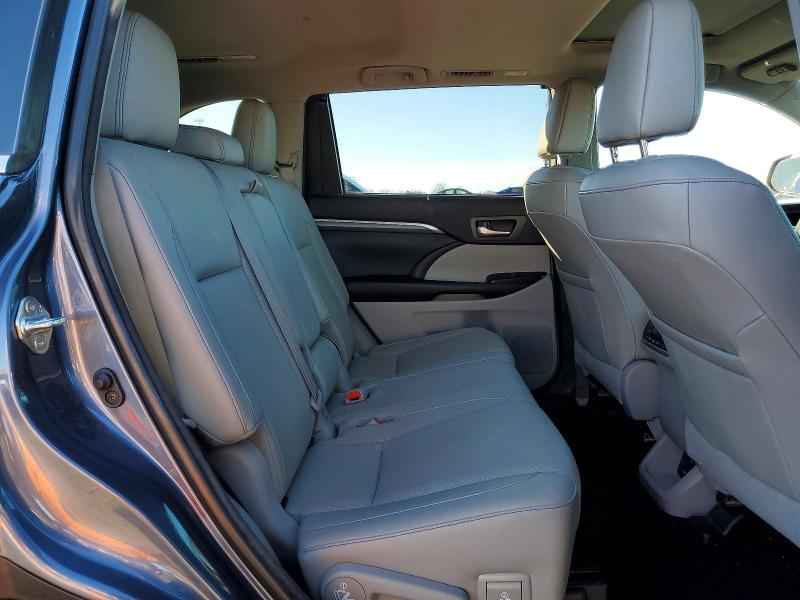 Photo 11 from auction – 2018 TOYOTA HIGHLANDER with VIN 5TDDZRFH0JS827276
