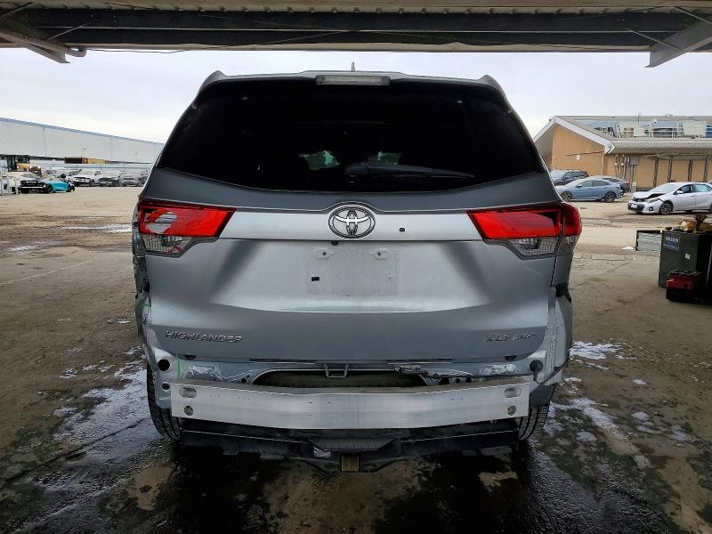 Photo 6 from auction – 2018 TOYOTA HIGHLANDER with VIN 5TDJZRFH1JS548941