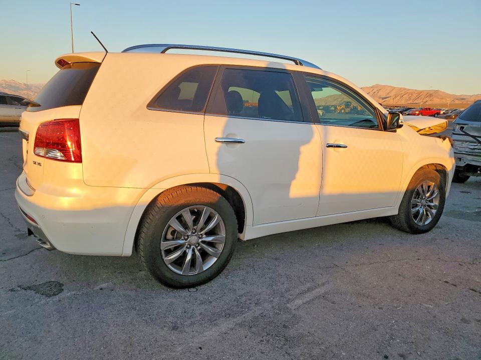 Photo 3 from auction – 2013 KIA SORENTO with VIN 5XYKW4A24DG343019