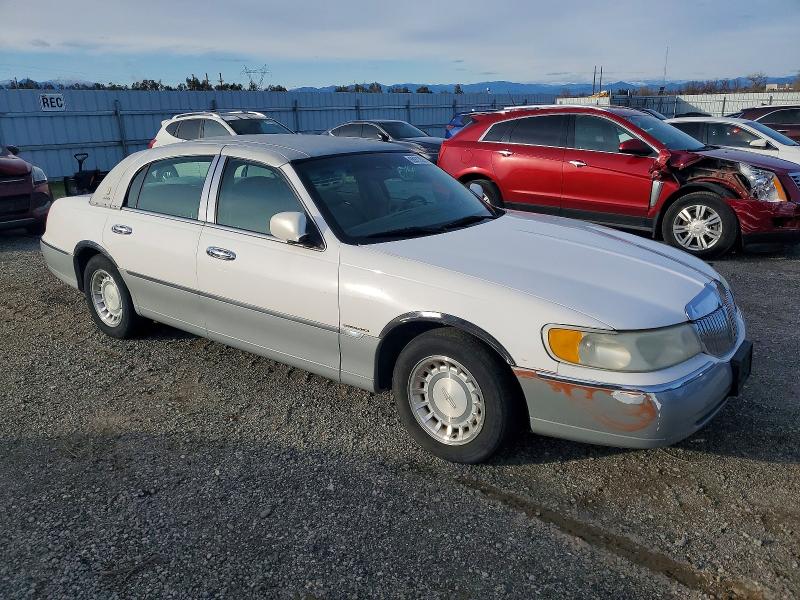 Photo 4 from auction – 2001 LINCOLN TOWN CAR E with VIN 1LNHM81W11Y659356