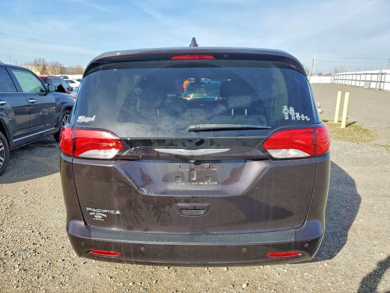 Photo 6 from auction – 2017 CHRYSLER PACIFICA T with VIN 2C4RC1DG2HR551883