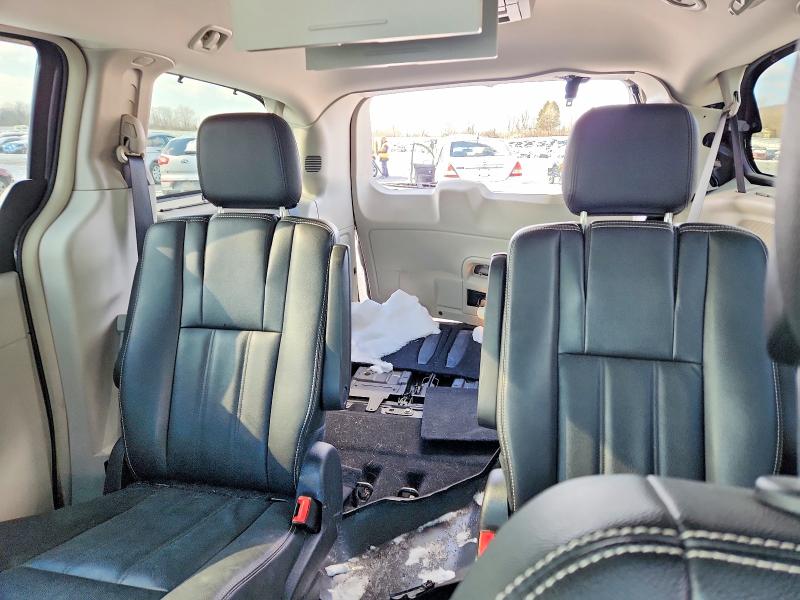 Photo 10 from auction – 2016 CHRYSLER TOWN & COU with VIN 2C4RC1BG4GR194286