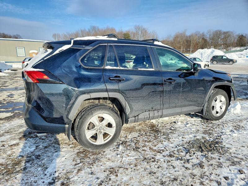 Foto 3 de la subasta – 2021 TOYOTA RAV4 XLE con VIN JTMP1RFV4MD070702
