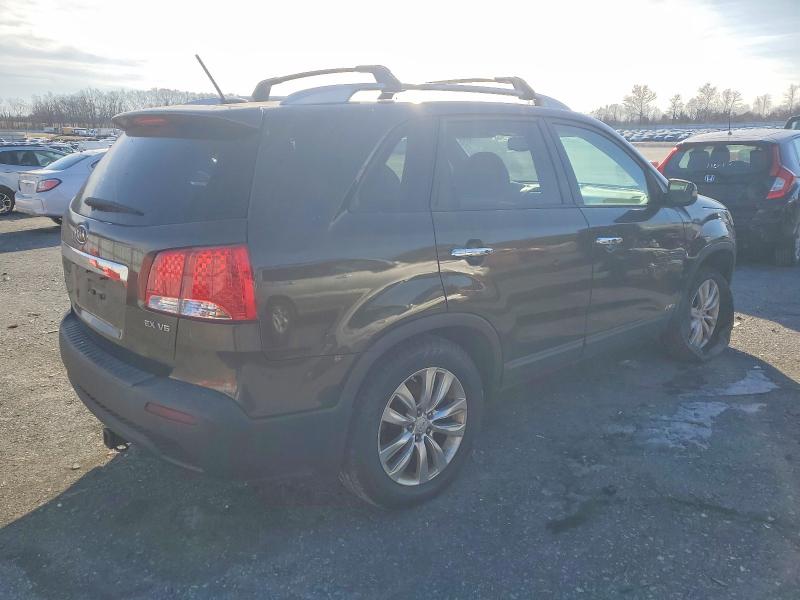 Photo 3 from auction – 2011 KIA SORENTO EX with VIN 5XYKUDA24BG137511