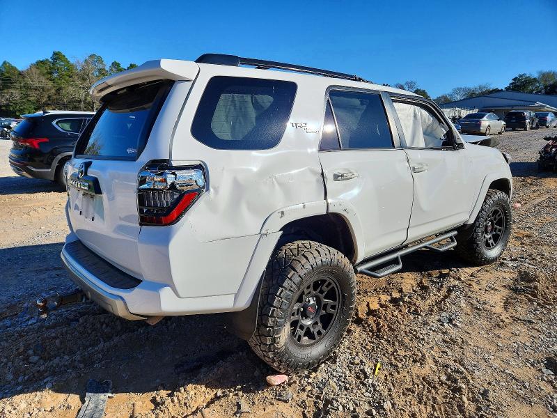 Photo 3 from auction – 2020 TOYOTA 4RUNNER SR with VIN JTEBU5JR3L5754004