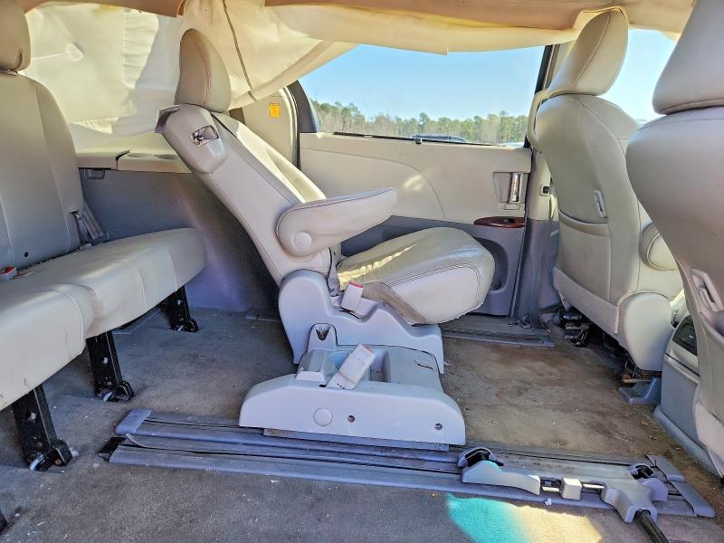 Photo 11 from auction – 2012 TOYOTA SIENNA XLE with VIN 5TDYK3DCXCS255551