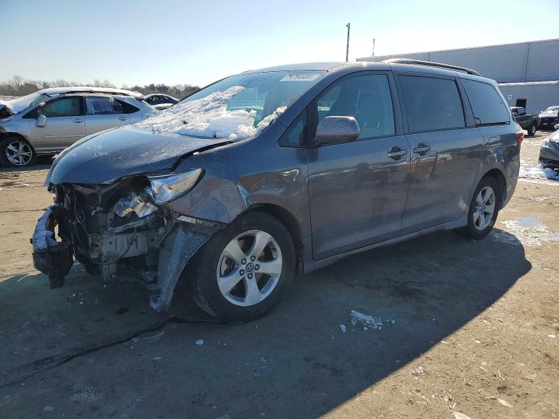 TOYOTA SIENNA LE 2018 with VIN 5TDKZ3DC9JS921927 - Photo from auction