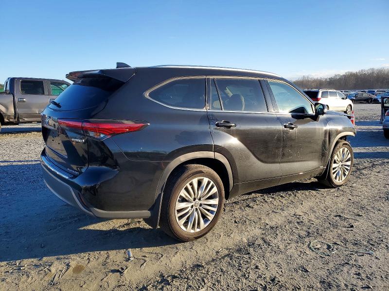 Photo 3 from auction – 2023 TOYOTA HIGHLANDER with VIN 5TDEBRCH9PS131814