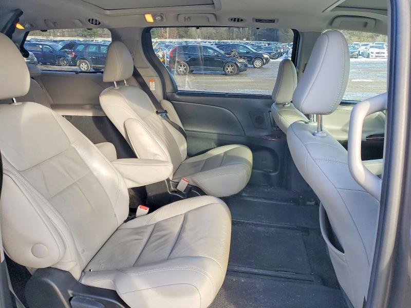 Photo 11 from auction – 2017 TOYOTA SIENNA XLE with VIN 5TDDZ3DC3HS166454