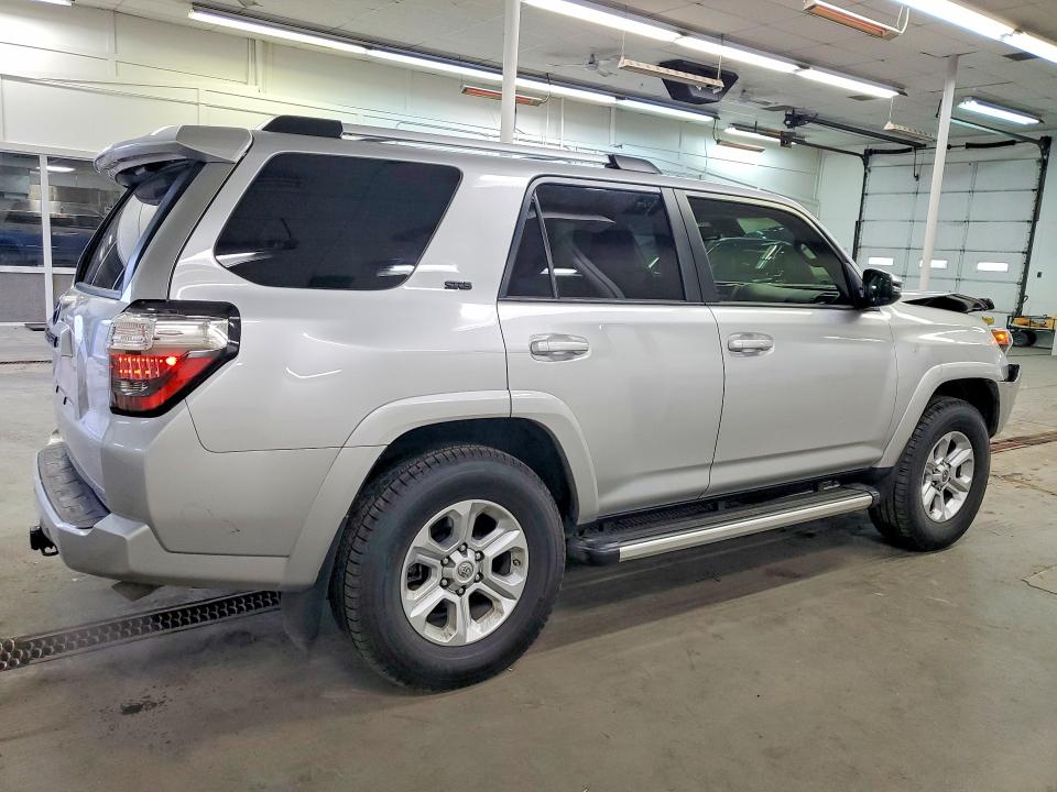 Photo 3 from auction – 2021 TOYOTA 4RUNNER with VIN JTENU5JR0M5951758