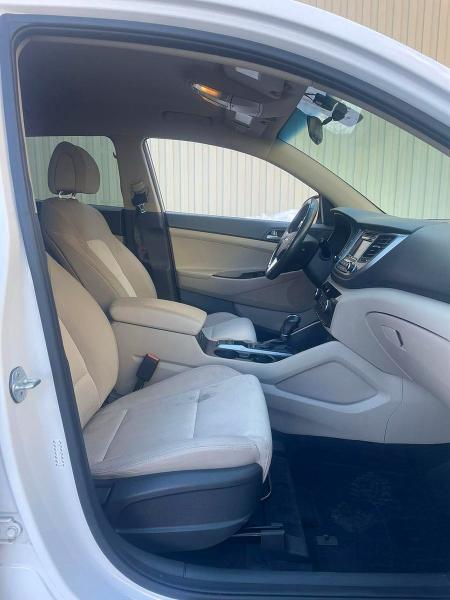 Photo 5 from auction – 2017 HYUNDAI TUCSON LIM with VIN KM8J3CA29HU330426