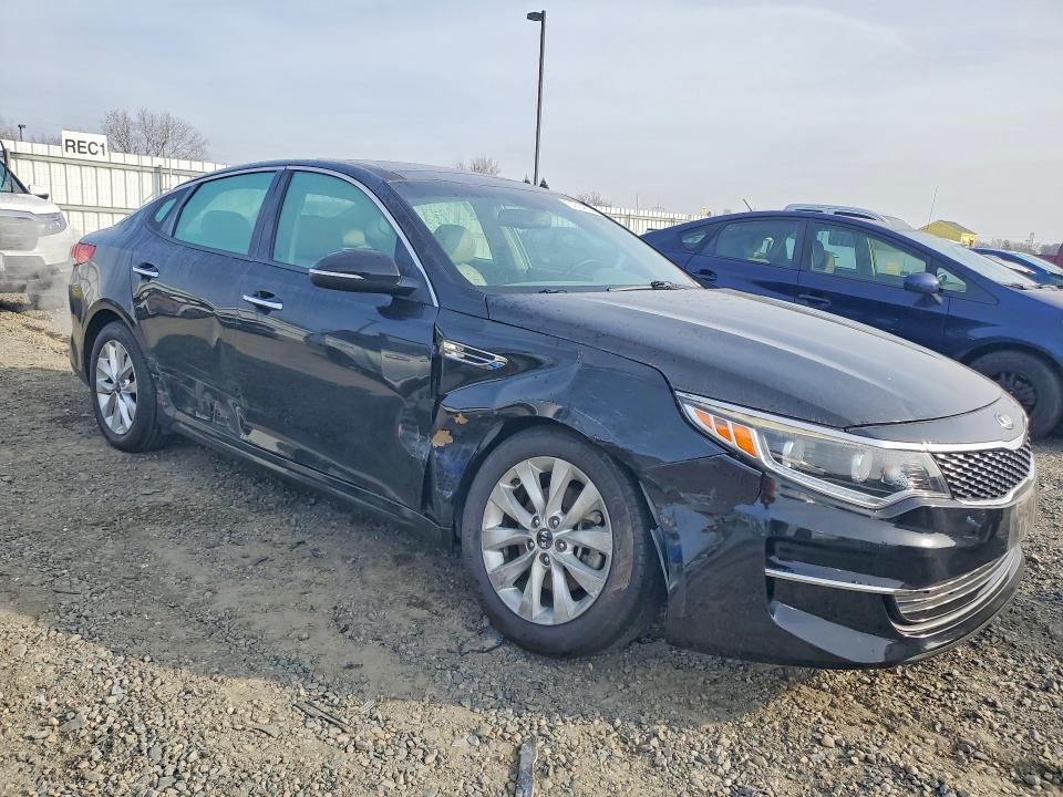 Photo 4 from auction – 2017 KIA OPTIMA with VIN 5XXGU4L33HG153014