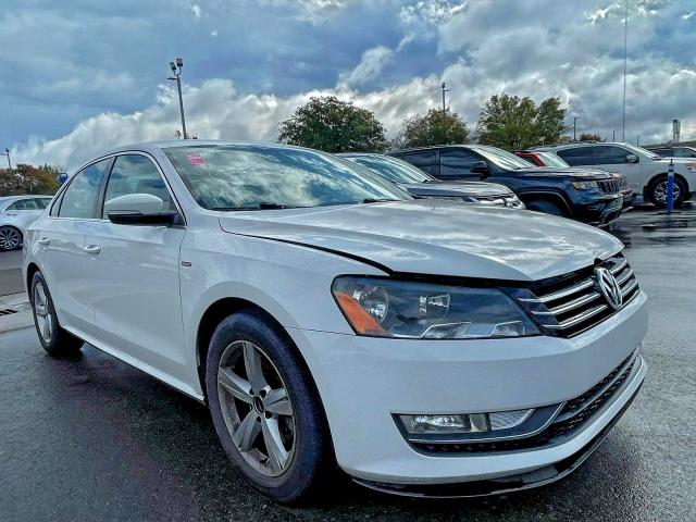 VOLKSWAGEN PASSAT S 2015 with VIN 1VWAT7A30FC094995 - Photo from auction
