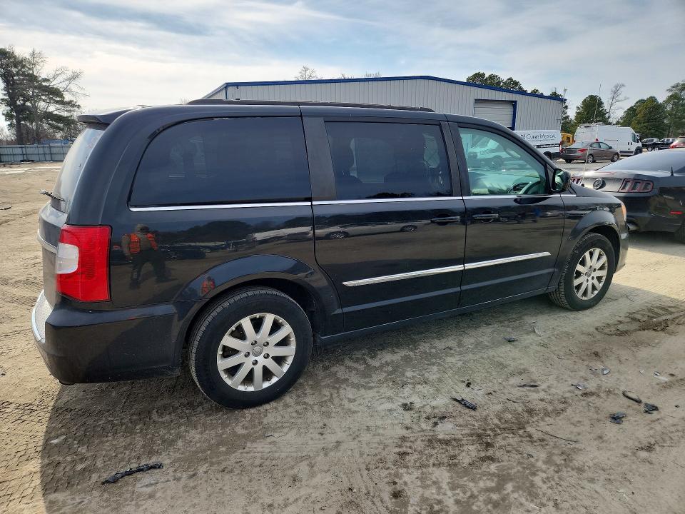 Photo 3 from auction – 2015 CHRYSLER TOWN & COU with VIN 2C4RC1BGXFR577891
