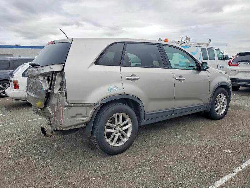 Photo 3 from auction – 2015 KIA SORENTO LX with VIN 5XYKT3A62FG581928