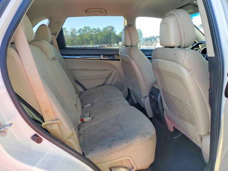 Photo 11 from auction – 2015 KIA SORENTO LX with VIN 5XYKT3A65FG553377