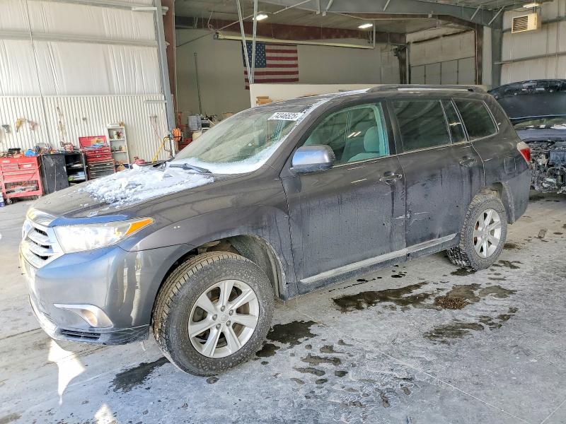 TOYOTA HIGHLANDER 2013 z numerem VIN 5TDBK3EH1DS247212 - Zdjęcie z aukcji