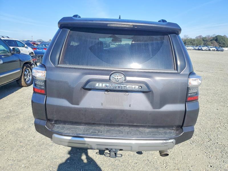 Photo 6 from auction – 2018 TOYOTA 4RUNNER SR with VIN JTEBU5JR8J5561425