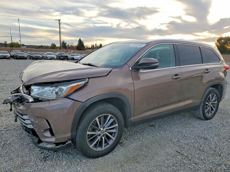 TOYOTA HIGHLANDER 2019 with VIN 5TDKZRFH9KS355667 - Photo from auction