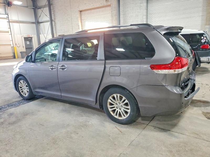 Photo 2 from auction – 2013 TOYOTA SIENNA XLE with VIN 5TDYK3DC0DS344370