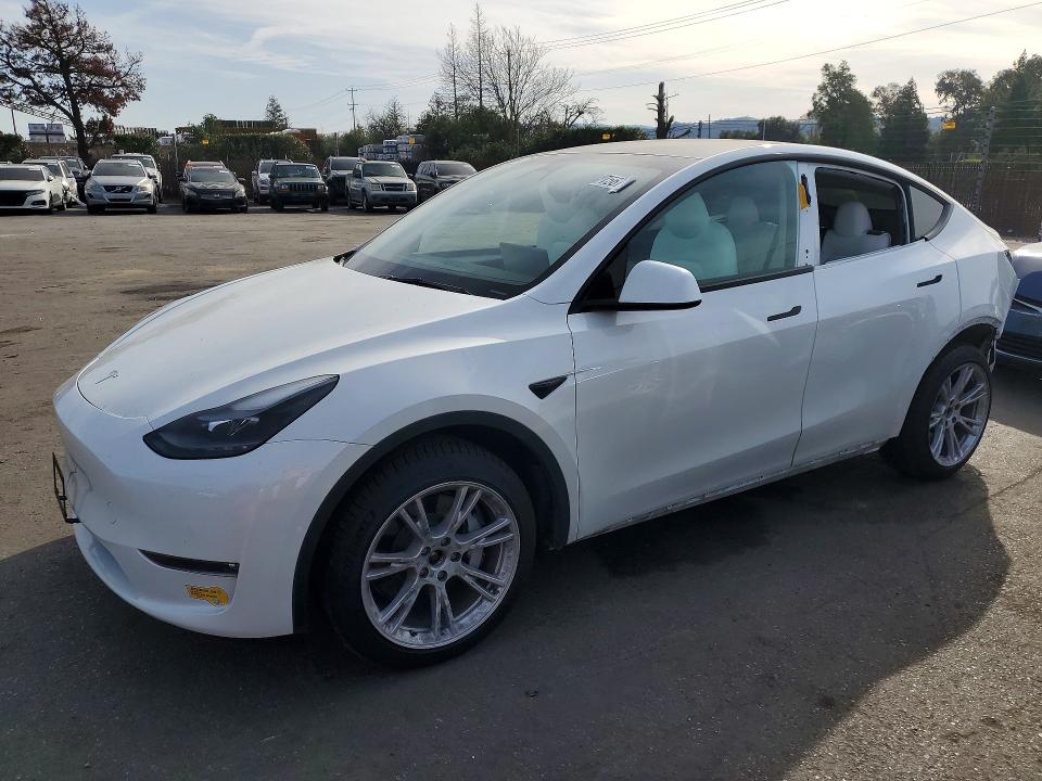 TESLA MODEL Y 2022 with VIN 7SAYGDEEXNF561070 - Photo from auction