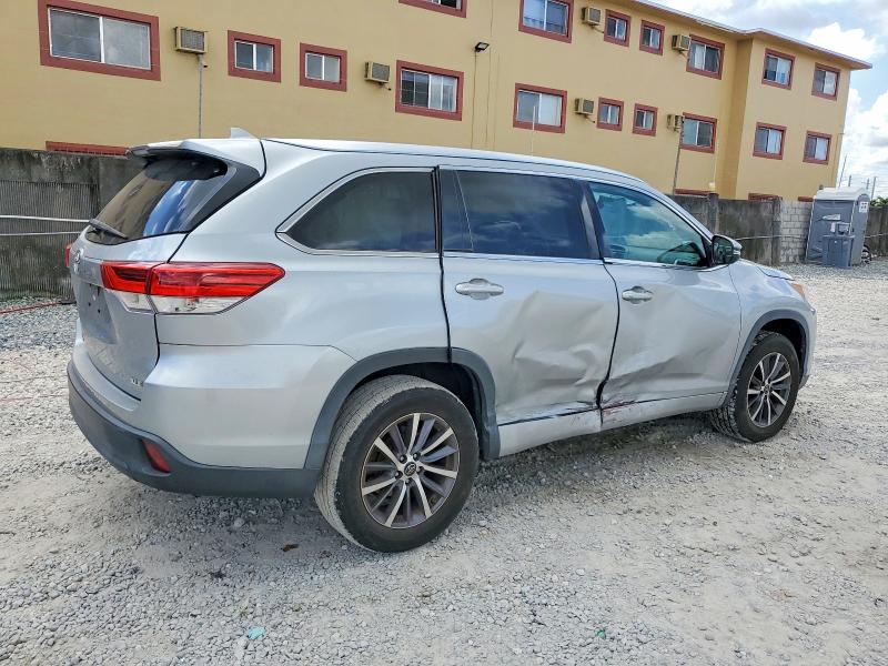 Photo 3 from auction – 2018 TOYOTA HIGHLANDER with VIN 5TDKZRFH2JS527665