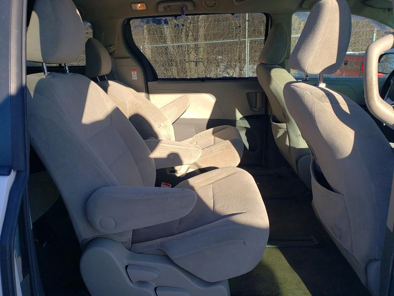 Photo 11 from auction – 2015 TOYOTA SIENNA LE with VIN 5TDJK3DC6FS114949