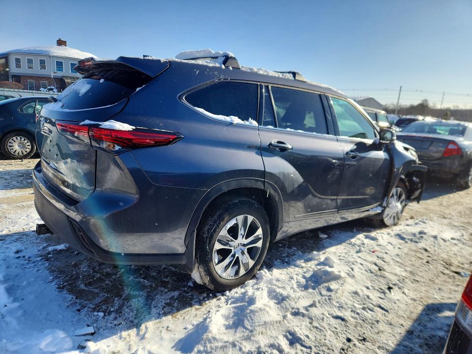 Photo 3 from auction – 2022 TOYOTA HIGHLANDER with VIN 5TDGBRCH9NS538957