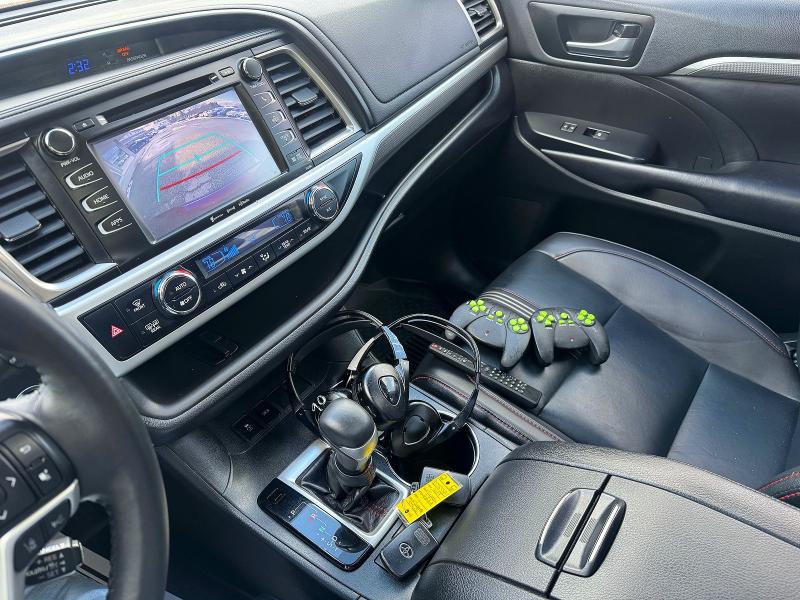 Photo 13 from auction – 2019 TOYOTA HIGHLANDER with VIN 5TDKZRFH6KS574621