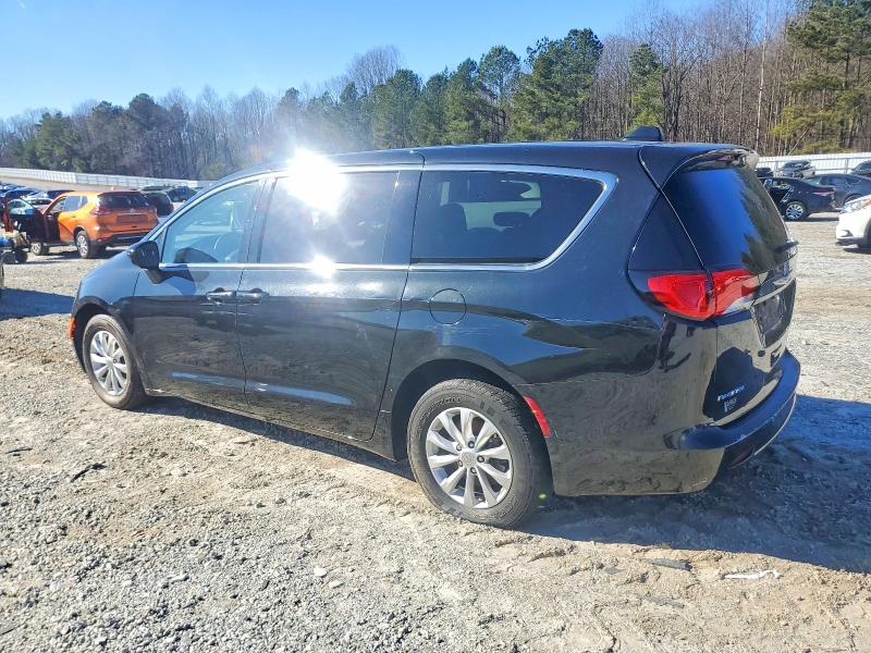 Photo 2 from auction – 2017 CHRYSLER PACIFICA T with VIN 2C4RC1DG5HR676778